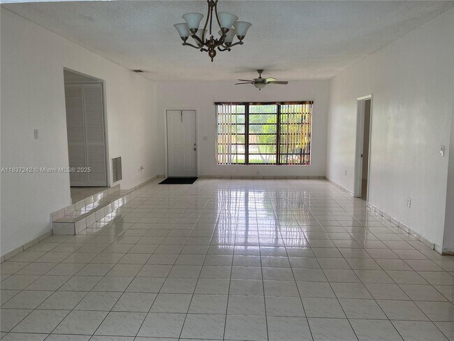 1121 NE 199th St in Miami, FL - Foto de edificio - Building Photo