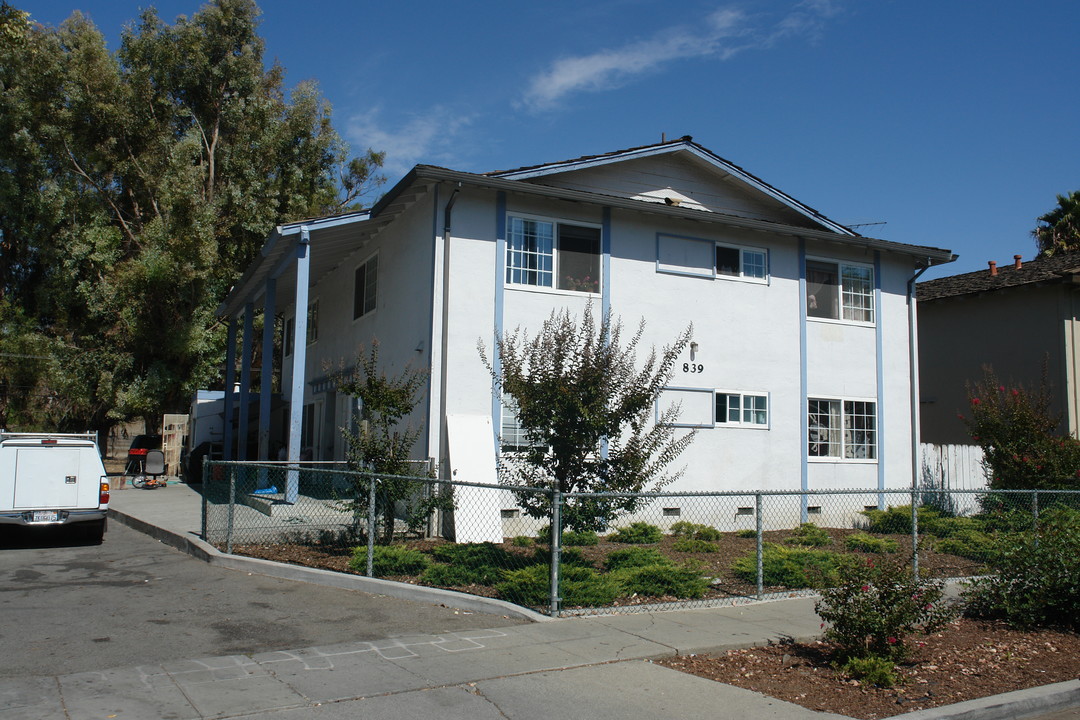 839 Farm Dr in San Jose, CA - Building Photo