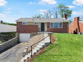 1426 Magnolia Dr in Pittsburgh, PA - Building Photo