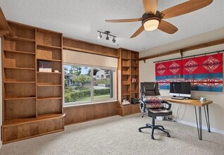 51 Calle Escalon in Camarillo, CA - Foto de edificio - Building Photo