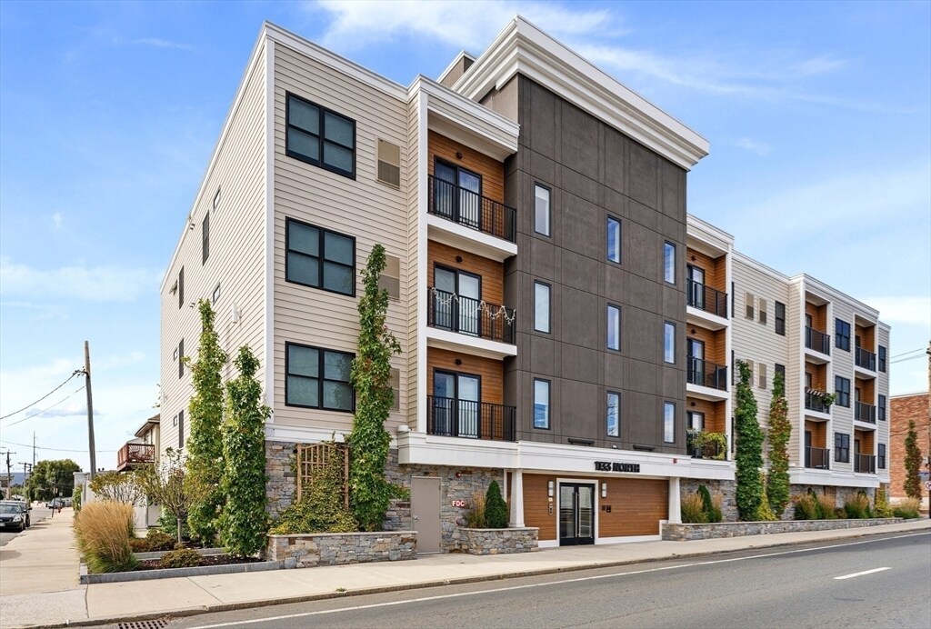 1133 N Shore Rd in Revere, MA - Building Photo