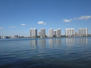 17700 N Bay Rd, Unit 1010 in Sunny Isles Beach, FL - Building Photo - Building Photo