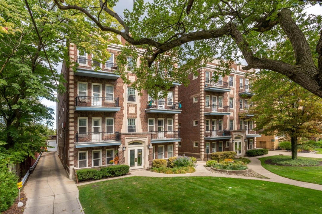 Duke-Crestview Apartments in Cleveland, OH - Foto de edificio