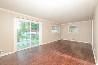 1090 Longshore Dr in Decatur, GA - Building Photo - Building Photo