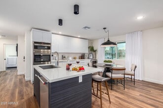 8537 E Clarendon Ave in Scottsdale, AZ - Building Photo - Building Photo