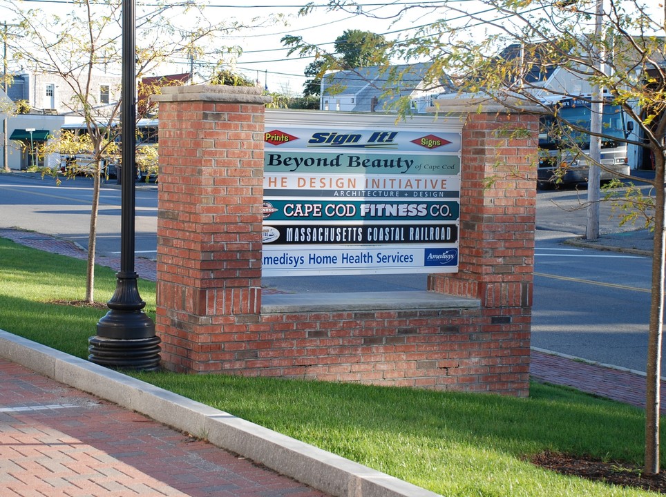 68 Center St in Hyannis, MA - Foto de edificio