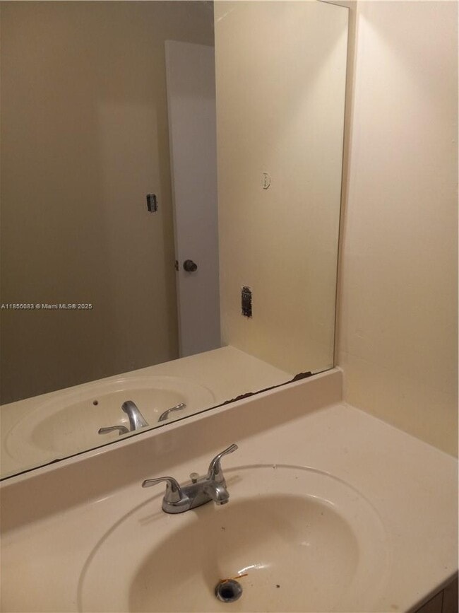 2210 SW 81st Ave in Miramar, FL - Foto de edificio - Building Photo