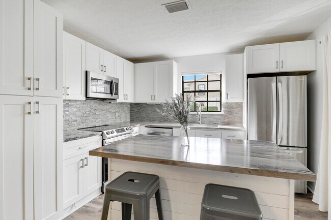 7375 SE Jamestown Terrace in Hobe Sound, FL - Building Photo - Building Photo