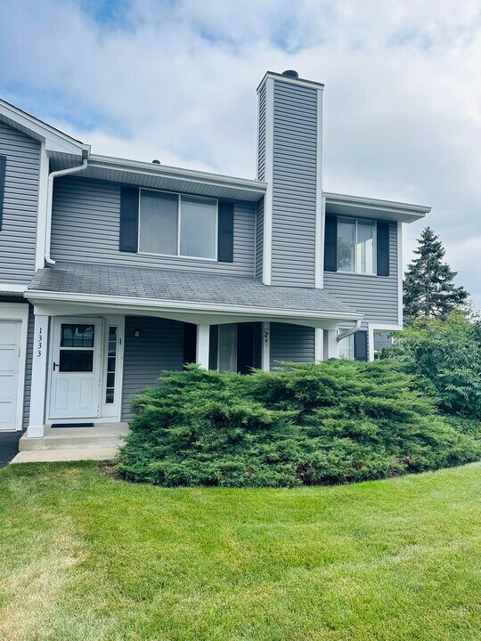 1333 Barclay Ln in Deerfield, IL - Building Photo