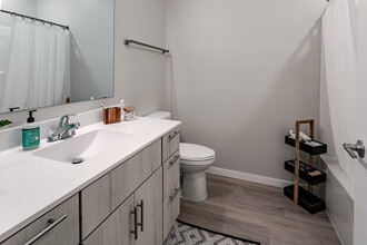 Townline Apartments (new) in Minnetonka, MN - Foto de edificio - Interior Photo