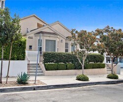 416 Larkspur Ave in Newport Beach, CA - Building Photo