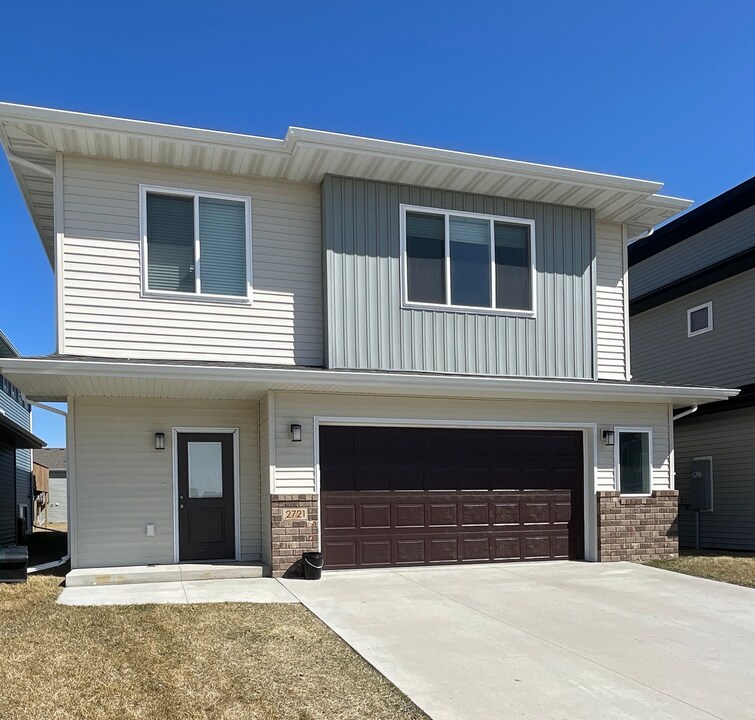 2721 12th St W in West Fargo, ND - Building Photo
