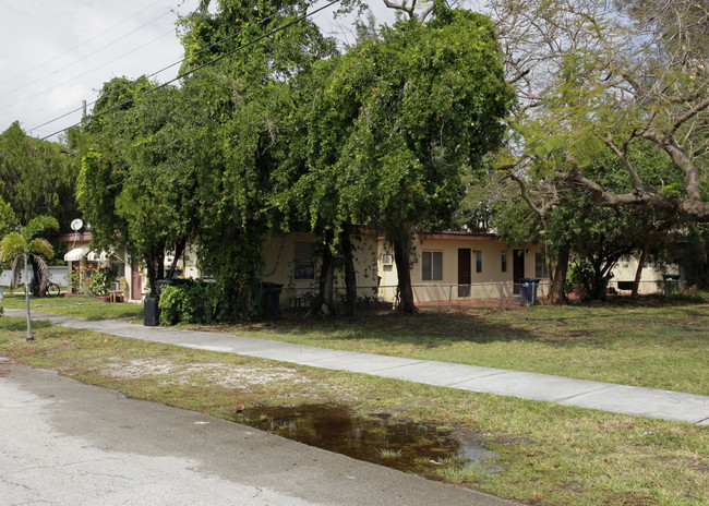 2056 NE 140th St in North Miami Beach, FL - Building Photo - Building Photo