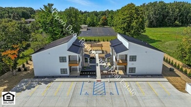 1030 S Wayne St in Angola, IN - Foto de edificio - Building Photo