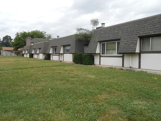 2442 Wilson Ave in Redding, CA - Building Photo - Building Photo