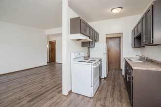 Cedar Crest Apartments in Bloomington, MN - Foto de edificio - Interior Photo