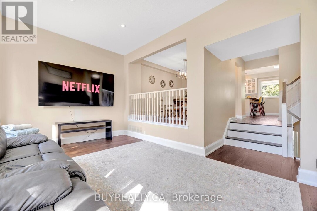 104 Poplar Crescent in Aurora, ON - Building Photo