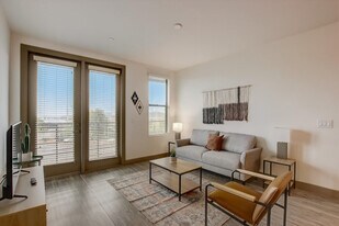 555 N College Ave in Tempe, AZ - Building Photo