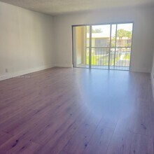 325 Lakeview Dr in Weston, FL - Building Photo - Building Photo