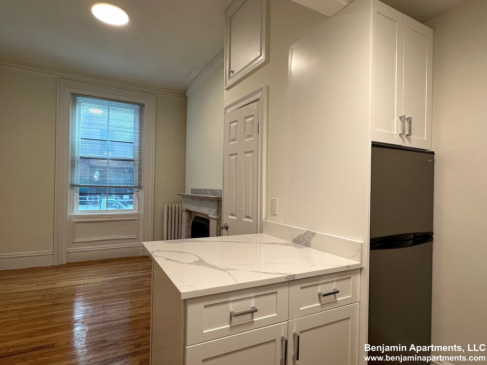 82 Charles St, Unit 2 in Boston, MA - Building Photo