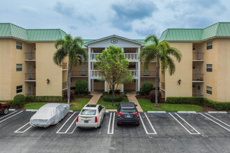 Colonial Club Condos in Boynton Beach, FL - Building Photo - Building Photo