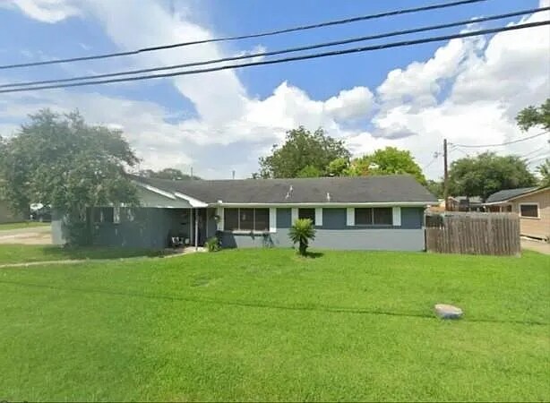 303 S 17th St in Nederland, TX - Building Photo