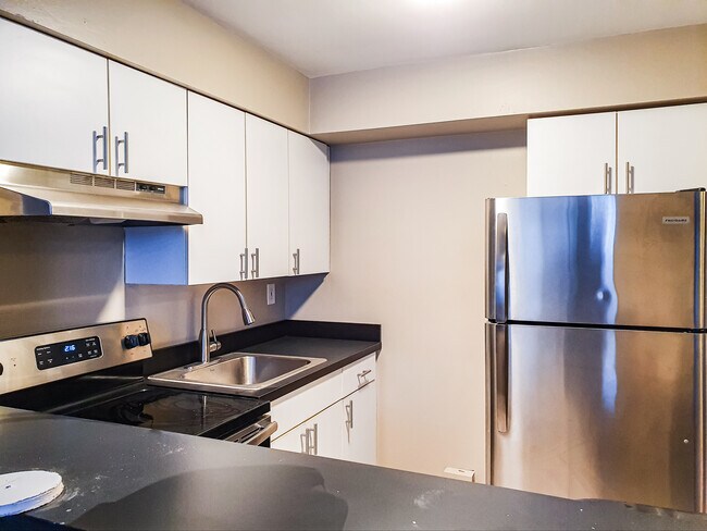 306 Paterson Ave in East Rutherford, NJ - Building Photo - Building Photo