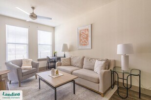 300 Enclave Dr in Conroe, TX - Building Photo