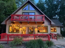 7258 Beach Dr in South Haven, MI - Building Photo