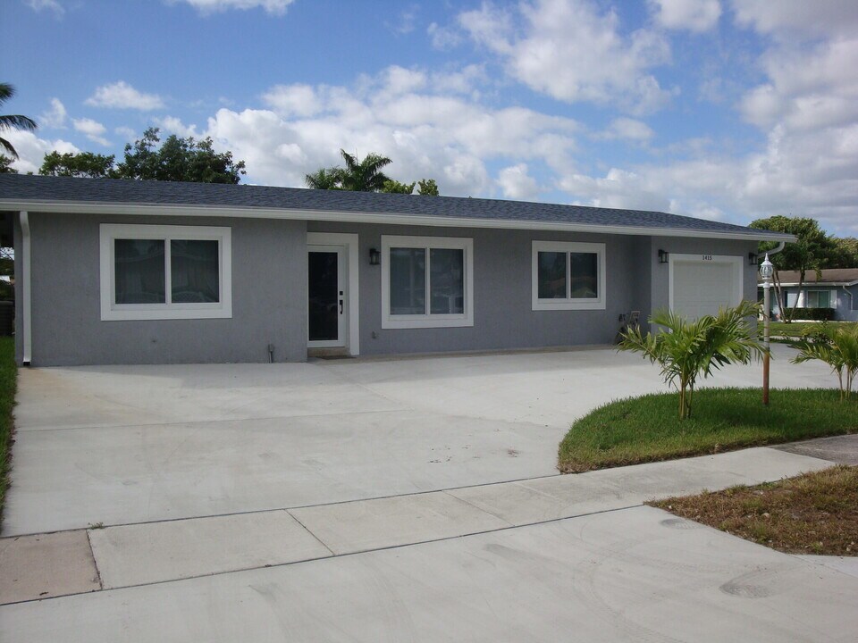 1415 Lake Victoria Dr in Lake Worth Beach, FL - Building Photo