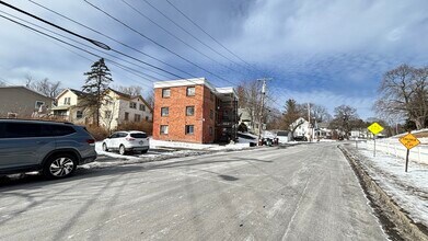 6631 Chester Ave, Unit 3 in Hudson, NY - Foto de edificio - Building Photo