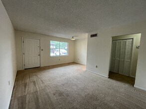 215 Darsey Rd in Hinesville, GA - Building Photo - Building Photo