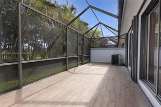 10107 NW 52nd Ter in Doral, FL - Foto de edificio - Building Photo