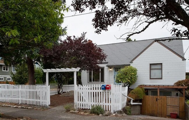 8360 10th Ave NW in Seattle, WA - Building Photo - Building Photo