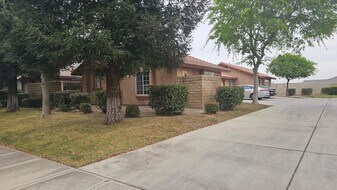 723 Spring Meadow Ct in Bakersfield, CA - Building Photo