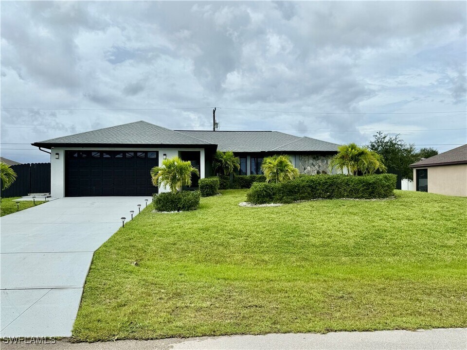 1020 SW 11th Ct in Cape Coral, FL - Foto de edificio