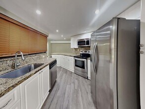 10420 SW 67th St in Miami, FL - Building Photo - Building Photo