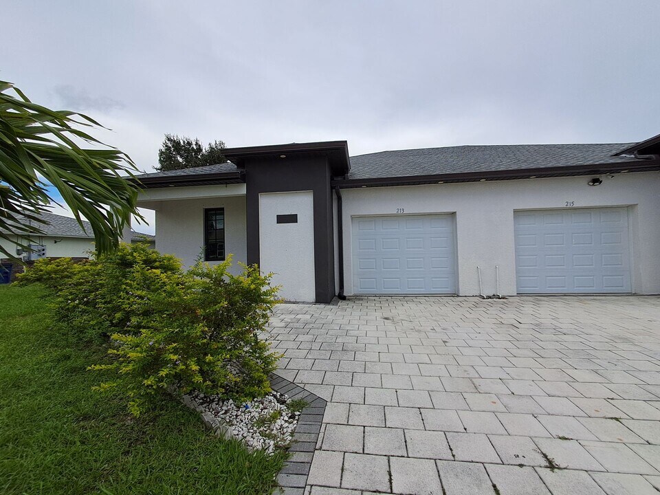213 Hightower Ave S in Lehigh Acres, FL - Building Photo
