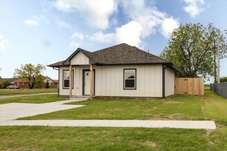 1402 SW Wisconsin Ave in Lawton, OK - Building Photo - Building Photo
