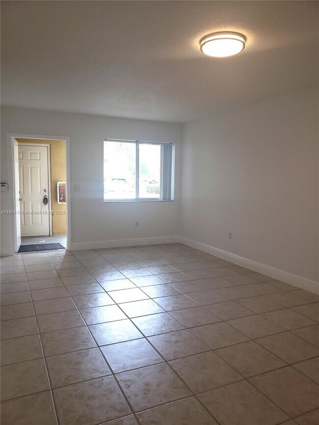 7940 NW 6th St, Unit 103 in Pembroke Pines, FL - Building Photo - Building Photo