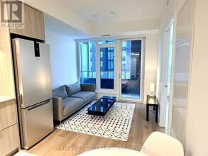 395 Square One Dr in Mississauga, ON - Building Photo - Building Photo