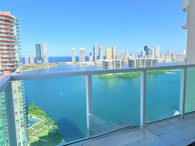 3330 NE 190th St in Miami, FL - Building Photo - Building Photo