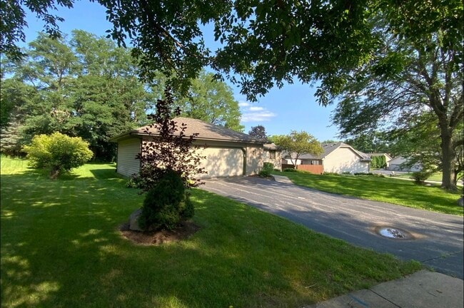 3121 Carefree Dr in Rockford, IL - Building Photo - Building Photo