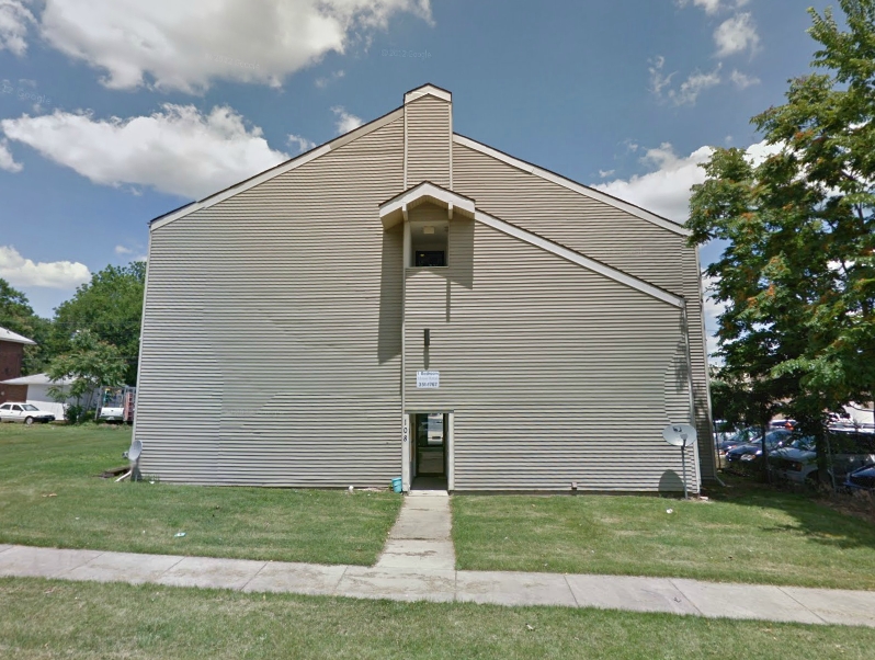 108 W Charles St in Champaign, IL - Building Photo