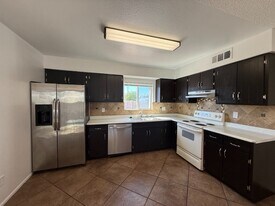 11460 N 46th Ave in Glendale, AZ - Building Photo