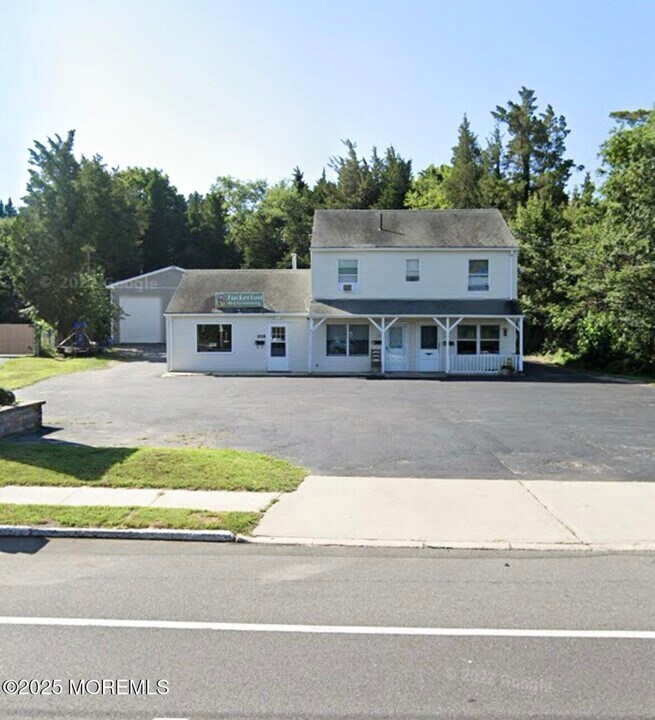 328 E Main St in Tuckerton, NJ - Building Photo