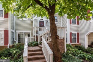 2925 S Woodstock St, Unit 2925 S Woodstock St Apt D in Arlington, VA - Building Photo