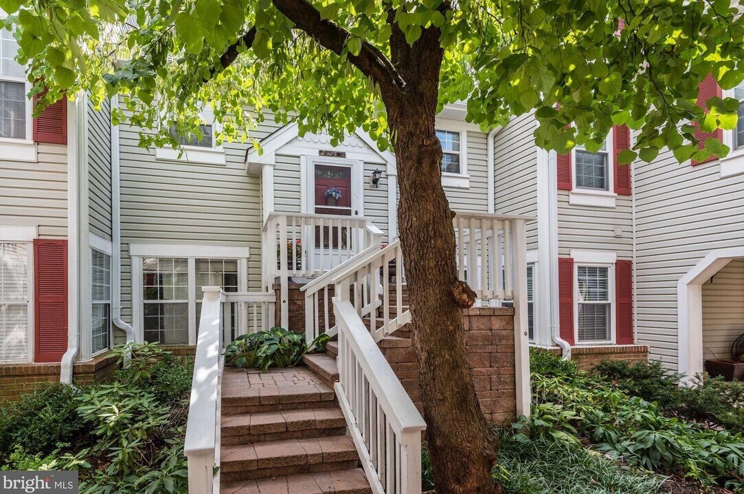 2925 S Woodstock St, Unit 2925 S Woodstock St Apt D in Arlington, VA - Foto de edificio