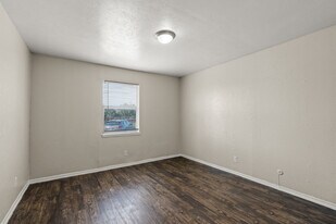 Courtyards at Gateway in Dallas, TX - Building Photo