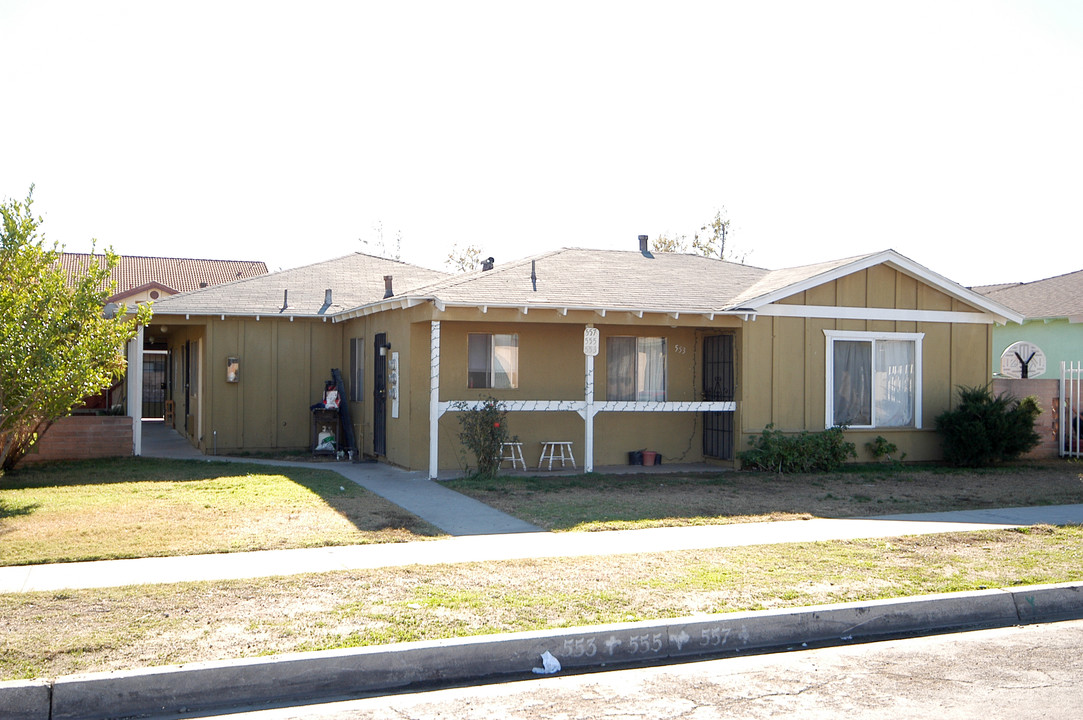 555-557 W Shamrock St in Rialto, CA - Building Photo